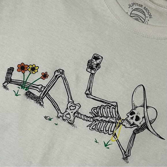 Juniper Moon Cropped T-shirt - Picture 2 of 4